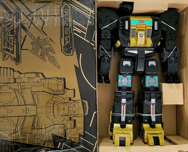 Transformers Generations Selects Black Zarak Unboxing Compared Image  (2 of 4)